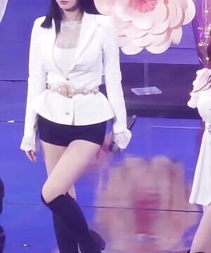 TWICE - Momo and Sana