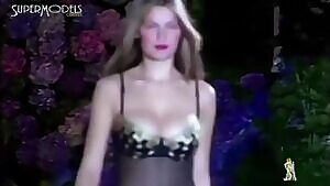 Laetitia Casta bouncing plot