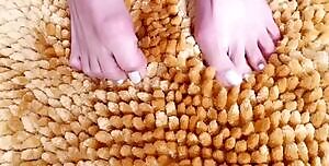 Loving my luscious new rug 😻👣