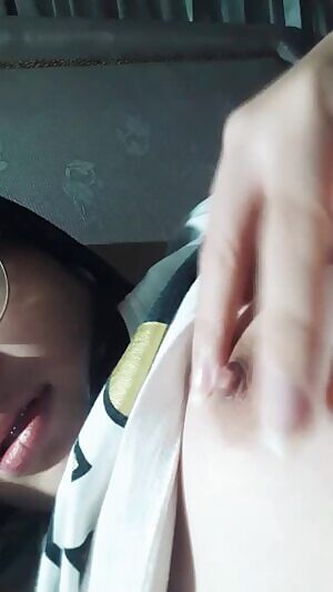 Playing w my boobies💓