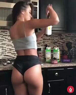 Sommer Ray's ass needs to be inaugurated into the masturbation hall of fame