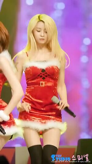 Hellovenus - nara blonde christmas throwback