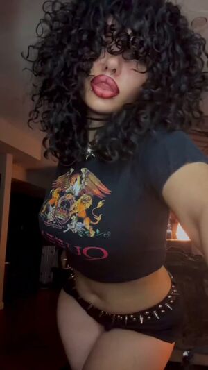 19honeysuckle 24/7 Big Tits Curly Hair
