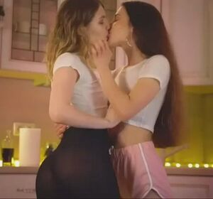 Girl on Girl Camgirl Kissing Lesbian