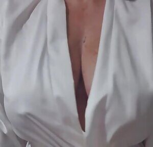 Moisturizing my boobs before I go to bed 😉 xx 55yo  🇦🇺