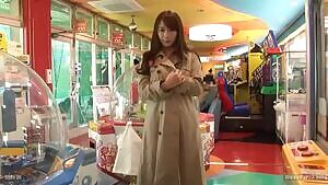 Marina Shiraishi public flash