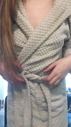 I hope my body is distracting enough that you don’t realise my dressing gown is kinda filthy, just like me 😅😜