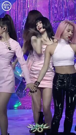 TWICE - Momo
