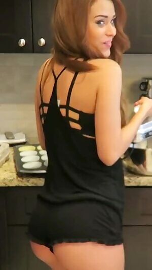 Yanet garcia shaking it