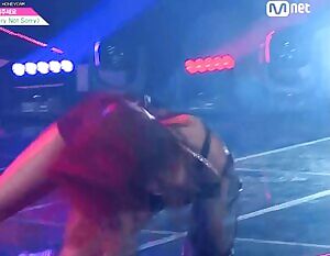 IZ*ONE Eunbi cleavage