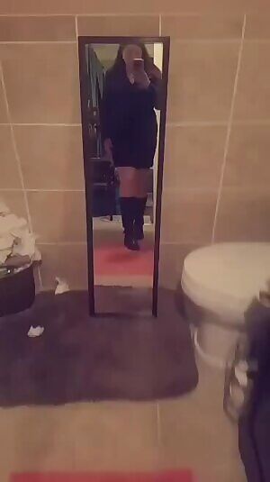 No one ever seems to notice when i don’t wear panties. i wonder what they would think...🤔