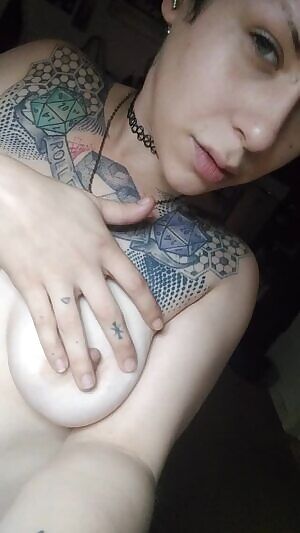 Come get a quickie and see what all the buzz is about. 👄🍭 Get my honest opinion on what you're packing with a ! 🖤