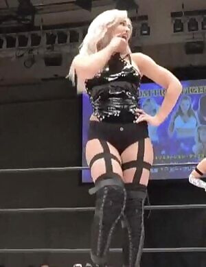 Scarlett Bordeaux showing off her big jiggling ass