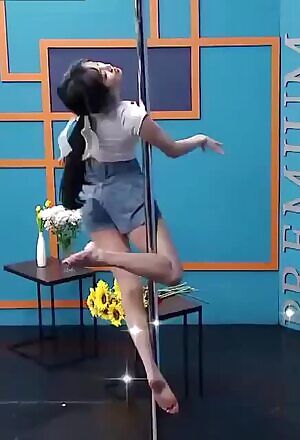 Gfriend Yuju pole dancing!