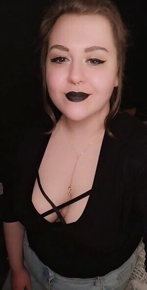 Just trying to be your big tiddy goth gf 🖤