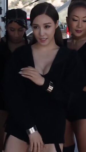 SNSD - Tiffany Cleavage