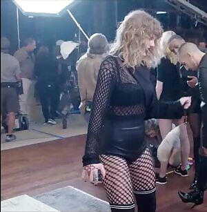 Taylor Swift's cute awkward dance gets me so hard!