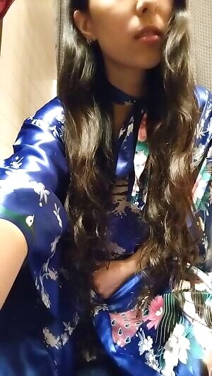 Just your pouty Pinay princess dropping in to say hiiiiii 💜