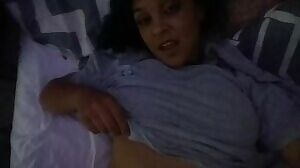 Amateur Cutie Pulls Up Her Shirt