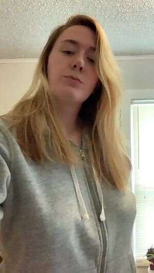 deleted my account at 6,000 followers but I couldn’t stay away for long,I’m back with a titty drop