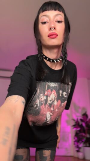 Goth Feet Babe Blowjob Brunette Cumshot