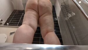Girls Peeing/Pissing💦 BBW Chubby Pee Peeing