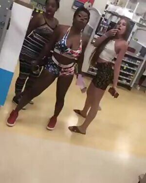 Ngl, the one 👋 her 🙀 is kinda hot