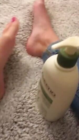 Wish I had a man to rub my feet with lotion 😪