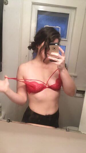 Sometimes i get distracted by my own relection... ❤️😈