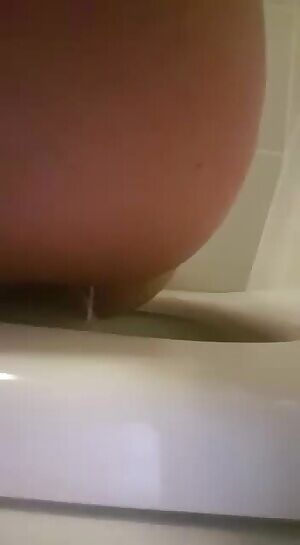 Is anyone here into peeing ? 19