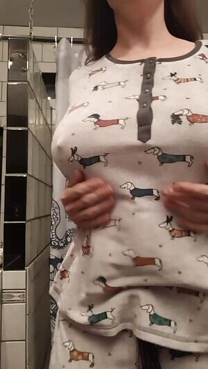 Happy weekend!! here's a comfy pajama titty drop for you ❣️