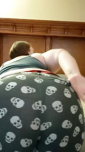 Big booty goth gf ☠️