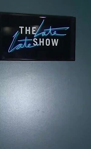 Anne Hathaway would be the perfect lonely MILF neighbor that you find a tiny excuse to knock her door...and she opens it like this.