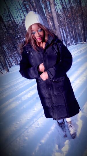 Outdoor Showcase Babe Big Tits Curvy