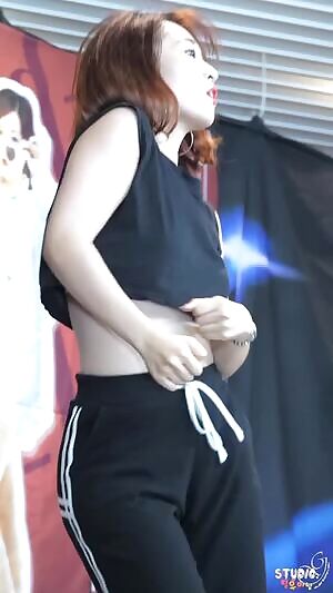 레드콕 dancer's revealing bra slip!