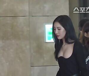 Sunmi - Milky Cleavage