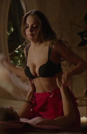 300px x 462px - Elizabeth Gillies bouncing tits in Ariana Grande's new video - PORN -SPIDER.COM