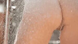 Madonna shows us her shower shake