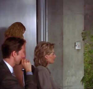 Elizabeth Shue's ass does a little jiggling while she walks