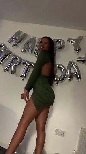 quick flash of ass! hmmm.