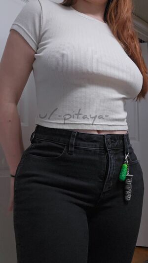 Braless Pokies Tease Underboob