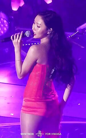 Mamamoo - Hwasa feeling her ass