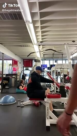 Gabbie Hanna Showing Off Flexibility & Phat Ass In The Gym