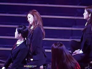 Apink - Bomi Sneaks a Peek at Naeun