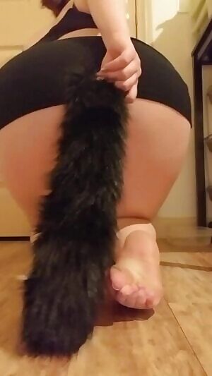 come over and pull my tail :3