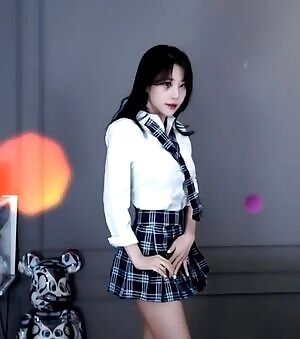 Crayon Pop - School Girl ELLIN dancing to AOA's Miniskirt
