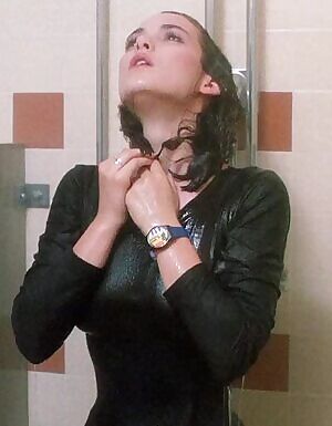 Winona Ryder Can't Hide 'Em