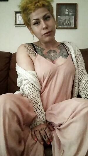 ✨ Your dream pervy alt gf is here. 😜 Vanilla or me, maybe even a lil by if you're sweet; available for live , chatty , and custom orders. Bury your face here. ✨