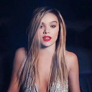 Been so hard for Hailee Steinfeld all day