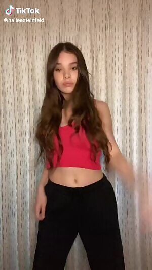 Hailee Steinfeld is trying to break the internet and my dick at the same time